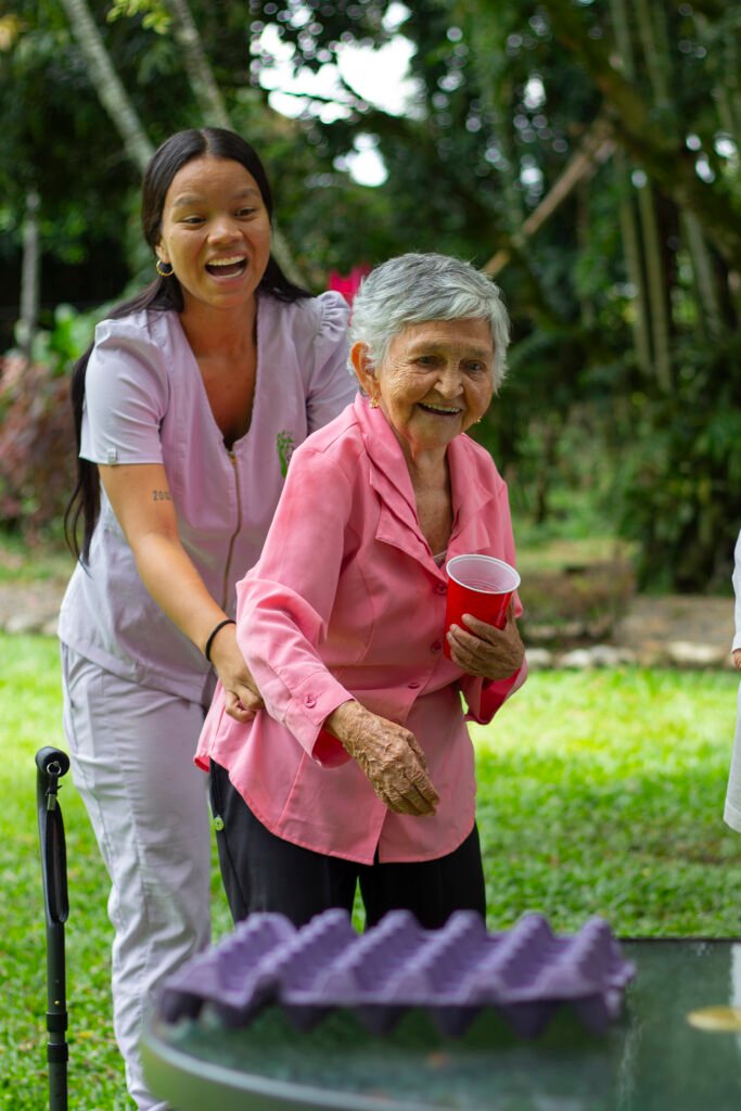 Actividades de socialización y esparcimiento para adultos mayores.