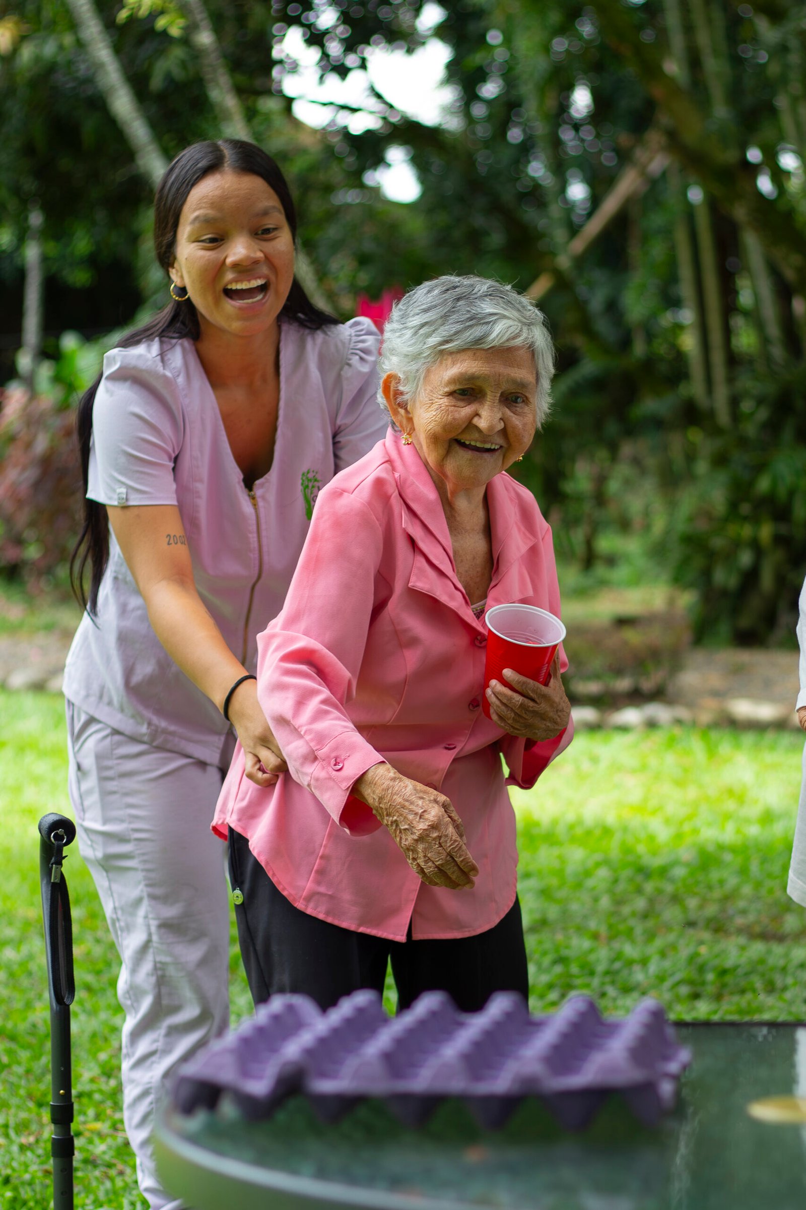 Actividades de socialización y esparcimiento para adultos mayores.