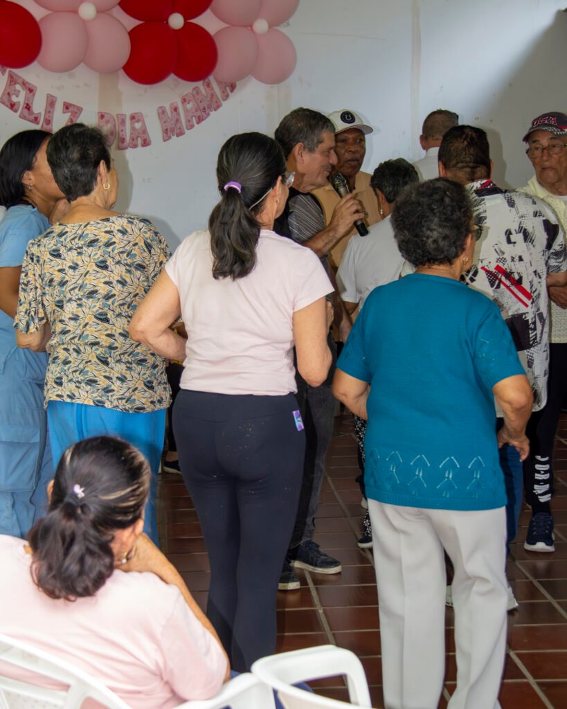 Adultos mayores participando activamente en talleres de estimulación cognitiva en Casa Club Los Guaduales.